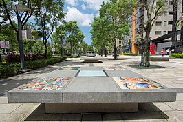 遠雄建設在學勤路上擺設為數不少的裝置藝術，使得全長約一．二公里的學勤路在當地有「藝術大道」之稱，景觀氛圍極佳，也讓該路段成為換屋族群眼中的黃金地段，詢問度居高不下。另外，與學勤路平行的學成路，3到5年新古屋每坪行情約25萬到28萬元，也頗受好評。（文／陳彤綺 圖／好房News記者 陳韋帆）