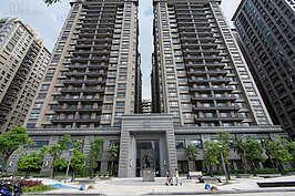 每棟建築都有不同主題外，最值得一提的除了藝術造景，就是偌大的空間；已習慣都市便利的人們，若願意以上班車程時間換取空間的方式購屋，北大特區會將帶給你慢活與悠活的人生。（圖文／好房News記者 陳韋帆）