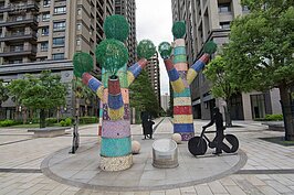 遠雄藝術大街中，其中以松、竹、梅為主題做的三個步道園區最具特色，而每個主題前都有配合主題的涼亭並栽種不同的植物，圖中為＂松＂為主題的藝術造景涼亭。（圖文／好房News記者 陳韋帆）