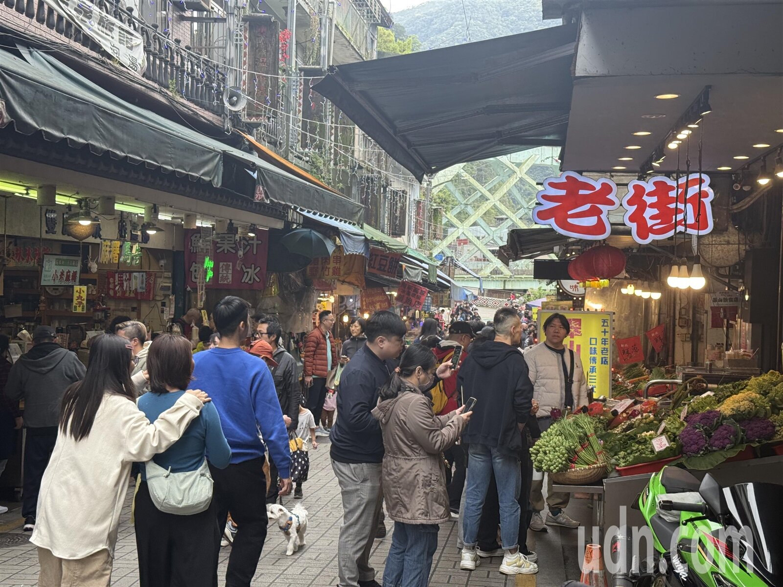 烏來老街遊客絡繹不絕,但根據內政部調查,烏來卻是新北市低度用電行政區之一,反映在地居民人口外移、空戶現象嚴重。記者張策/攝影