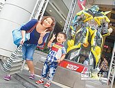 3公尺變形金剛　攻占購物中心