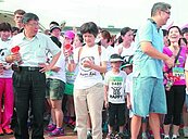 連柯同台　握手致意零互動  