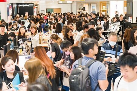 百貨業迎周年慶,由於政府普發1萬元現金正值周年慶期間,諸多利多帶動下,力拚全年營收轉正成長。圖∕本報資料照片