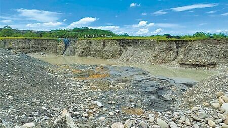高雄市美濃區近日爆出大規模非法盜採土石案,橋檢獲報後展開偵辦,全區共發現8處大小不一的坑洞,其中2名不肖廠商已聲押禁見獲准。(本報資料照片)