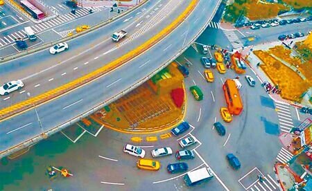 台北市公館圓環13日凌晨開使拆除並填平公車專用地下道,淡江大學運輸管理學系退休教授羅孝賢11日直言,北市交通壅塞,圓環早已不堪用,改造念頭至少已有20年,此刻就是做出根本處置的一刻。(本報資料照片)