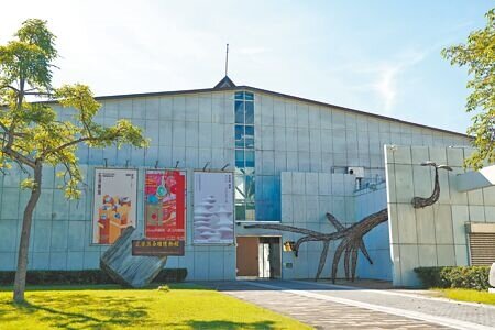 花蓮縣美術館自16日起啟動售票機制並實施跨館優惠,民眾只要在美術館或石雕博物館購票,即能持票在當天參觀兩館。(羅亦攝)