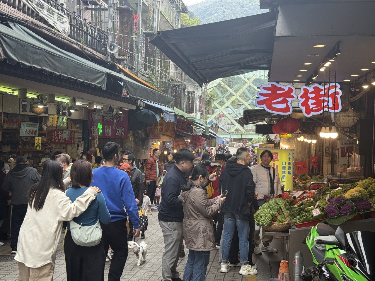 烏來老街遊客雖多,但烏來卻是低度用電行政區之一,空戶現象嚴重。記者張策/攝影