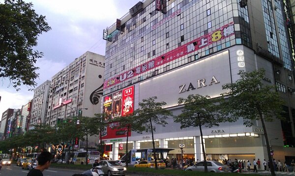 忠孝東路上的一級店面,每月每坪租金可達2萬元以上,大坪數店面租金可達上百萬元,也因此使得很多付擔不起高額租金的店家,紛紛轉向忠孝東路小巷內