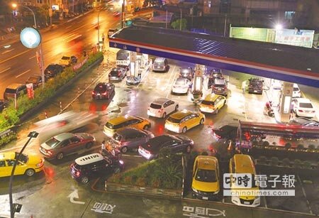 加減省中油22日宣布自23日凌晨零時起各式汽油每公升調漲0.6元;柴油調漲0.7元。圖為22日晚間,台北一間加油站陸續湧入車輛前來加油。(王錦河攝)