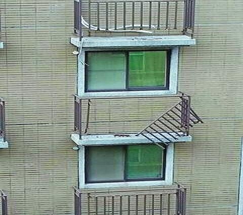 有民眾拍攝到蒙馬特花園其中一戶的圍欄搖搖欲墜,擔心掉落砸傷人。圖/陳小姐提供