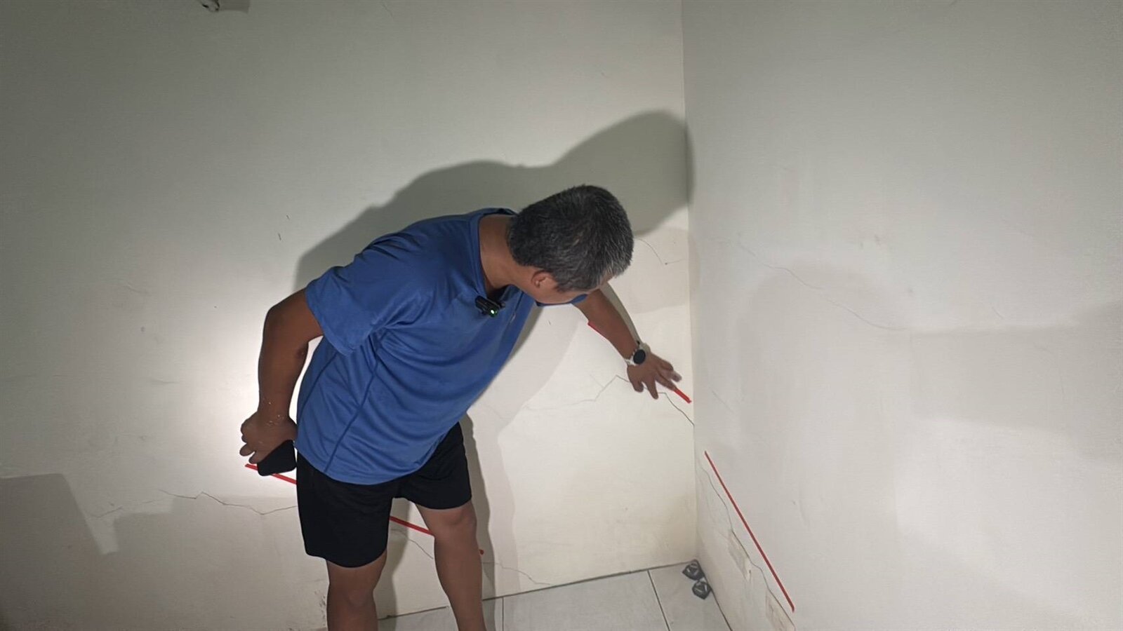 許姓住戶家中牆壁出現上百處大小不一45度角裂痕,憂心結構安全。記者游明煌/攝影