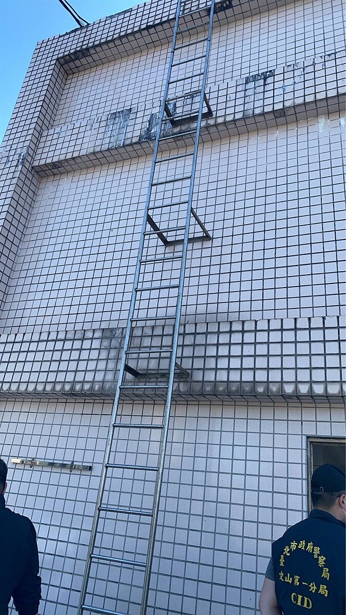 台北市文山區一處社區大樓,日前下午在頂樓水塔發現一具男屍。記者廖炳棋/翻攝