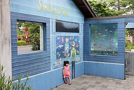 幾米的作品不僅走出平面與遊客交織成新的故事，親手設計的彩繪牆也是人氣拍照點。