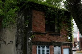 宜蘭縣政府結合台鐵，將廢棄不用的台鐵舊宿舍改為幾米廣場。