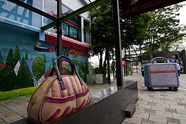 飛天公車是連結對面星空裝置藝術。一卡旅行包訴說著未知的旅程。