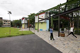 幾米的作品不僅走出平面與遊客交織成新的故事，親手設計的彩繪牆也是人氣拍照點。