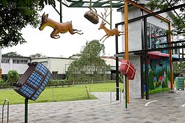 飛天公車是連結對面星空裝置藝術。一卡旅行包訴說著未知的旅程。