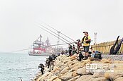 台中港100號碼頭　首開垂釣區