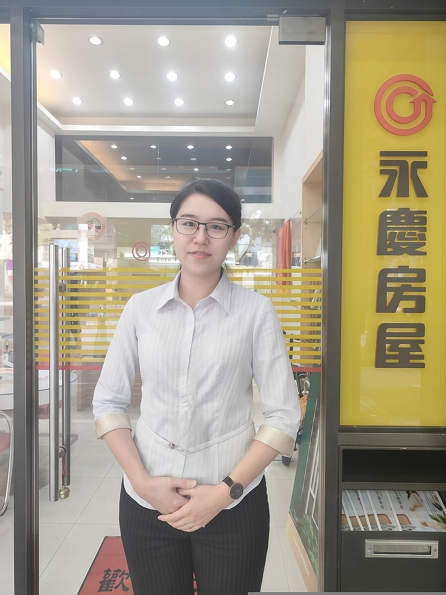 永慶房屋經紀人員黃黛閔的熱情服務，加上AI工具助攻，能更快速滿足客戶的需求。圖／永慶房產集團提供