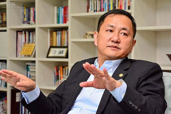 安杰國際物業集團董事總經理陳品峯,擁有工地主任、設計、管理等相關工作經驗,自嘲擁有包山包海的能力,但也因為不怕學習,讓他可以有能力做好物業管理的事業。(好房News記者 陳韋帆/攝影)