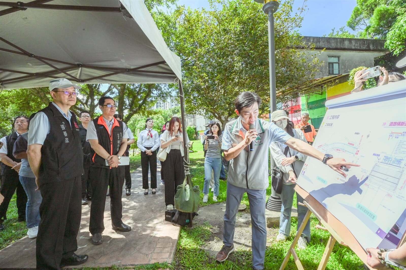 此案工程緊鄰霄裡國小,市府特別重視學童上下學動線與安全。圖:市府提供