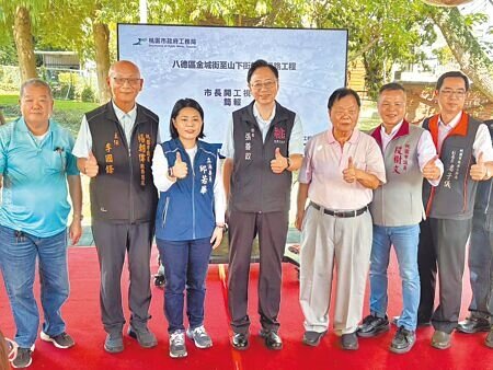 桃園市長張善政(左四)8日至八德區新闢道路工程現地了解路況,他表示,金城街銜接山下街新闢道路能夠大幅縮短學童上下課的通學時間,該路段為103公尺,經費約4950萬元。(姜霏攝)