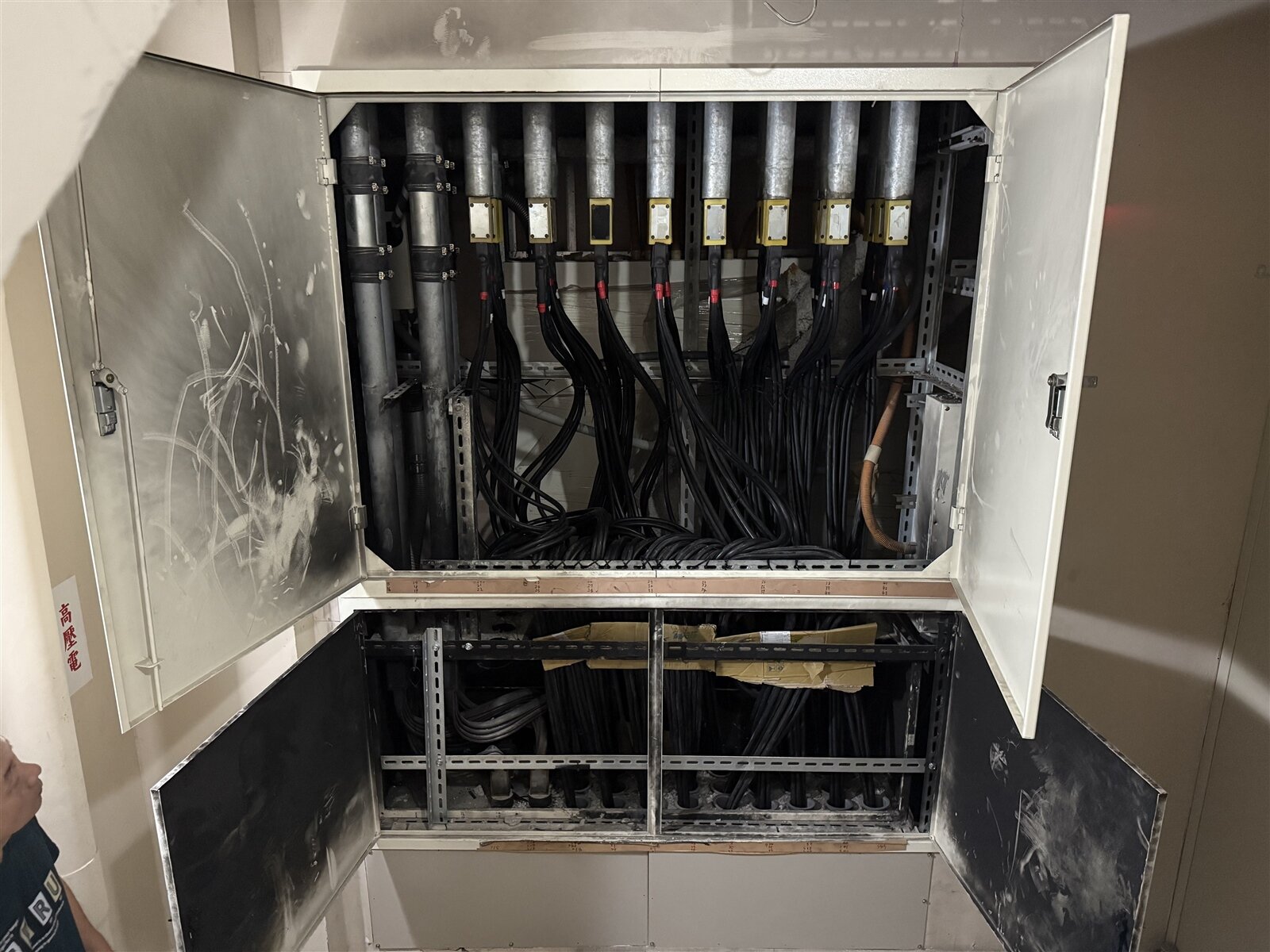 新北市板橋「新巨蛋社區」因匯流排施工爭議引發住戶集體抗議,新北市工務局今回應,整體過程皆依建築法規定辦理,並已經過相關審查程序。記者張策/攝影