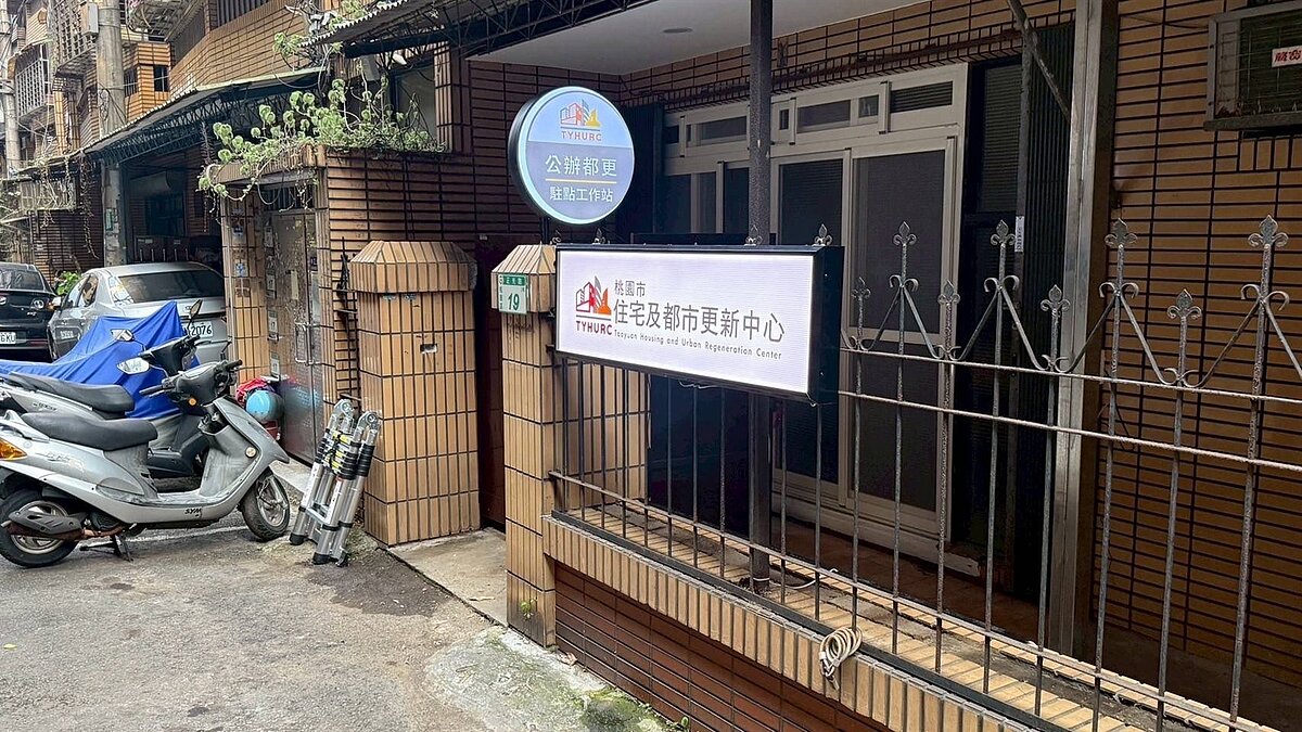 桃園正光花園新城社區為30年海砂屋,市府進駐社區成立都更駐點工作站,目前同意都更戶數已逾95%,將於9月15日舉辦公開評選說明會。圖/桃園市都發局提供