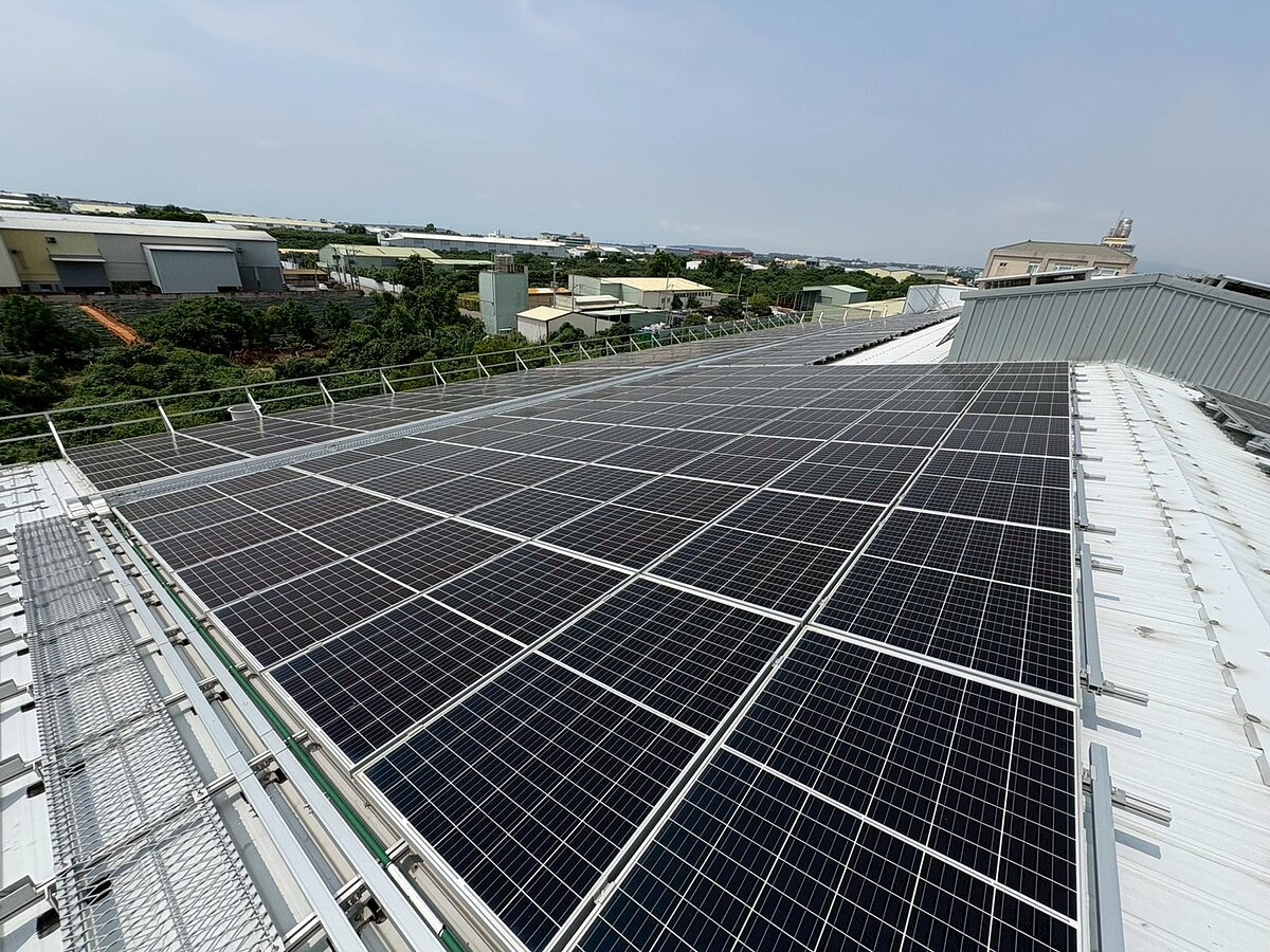 台中獎勵屋頂設置光電計畫開跑 最高補助30萬元 台中太陽光電裝置容量迄今成長超過6倍。圖/台中市經發局提供