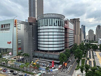 台中新光三越百貨外觀施工架拆架。圖/台中市都發局提供