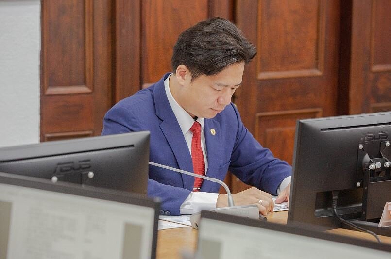 代理市長邱臣遠主持交通改善小組會議,聚焦大雅路行人安全改善及高翠路口安全改善措施 。圖/新竹市交通處提供