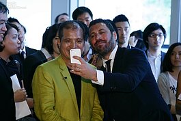 ernestomeda總裁Alberto Scavolini在開幕會上跟時下年輕人一樣，拉著睿峰集團創辦人鄧光明先生玩起自拍。(好房記者張聖奕/攝影)