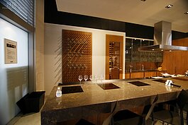 由ernestomeda首席設計師Marc Sadler設計出活潑又帶有不同變化的「Carre系列」，提供多種門板材質及顏色，可隨著使用者個性、喜好，隨意變換上百種把手造型樣式。(好房記者張聖奕/攝影)