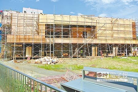 進度快得離譜甲山林與興富發合作興建「真愛花園城堡」建案,為免除層層限制,找上議長黃景泰協助,施壓市府以「超乎常理」速度加快發出建照,得以超前進度整地興建。(曾百村攝)