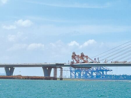 
淡江大橋工程進入最後階段，9日執行閉合前節塊的斜索施拉與準備作業。（張鎧乙攝）
