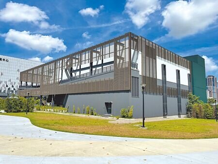 桃園市政府斥資5000多萬元,在青埔捷運A19站旁打造智慧科技圖書館,目前智能科技設備進入測試驗收階段,力拚10月底開幕營運。(呂筱蟬攝)