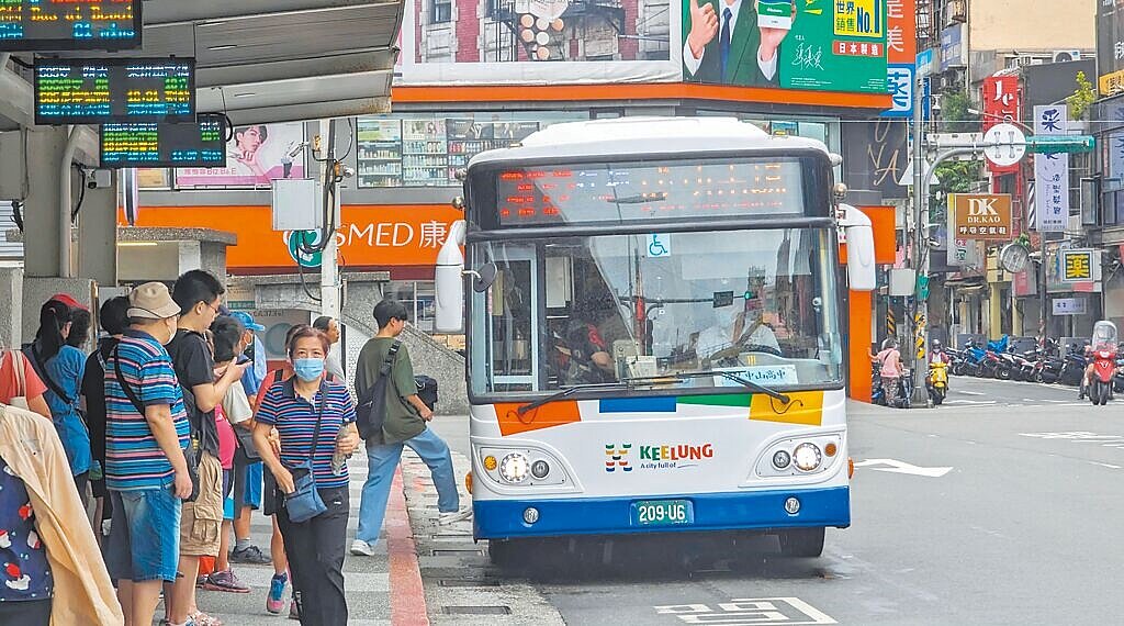 為解決基隆市營公車老舊問題，市府先向國光客運承租20輛、車齡約8年的低底盤公車，目前正在改裝外觀，預計10月上路。（基隆市政府提供／張志康基隆傳真）