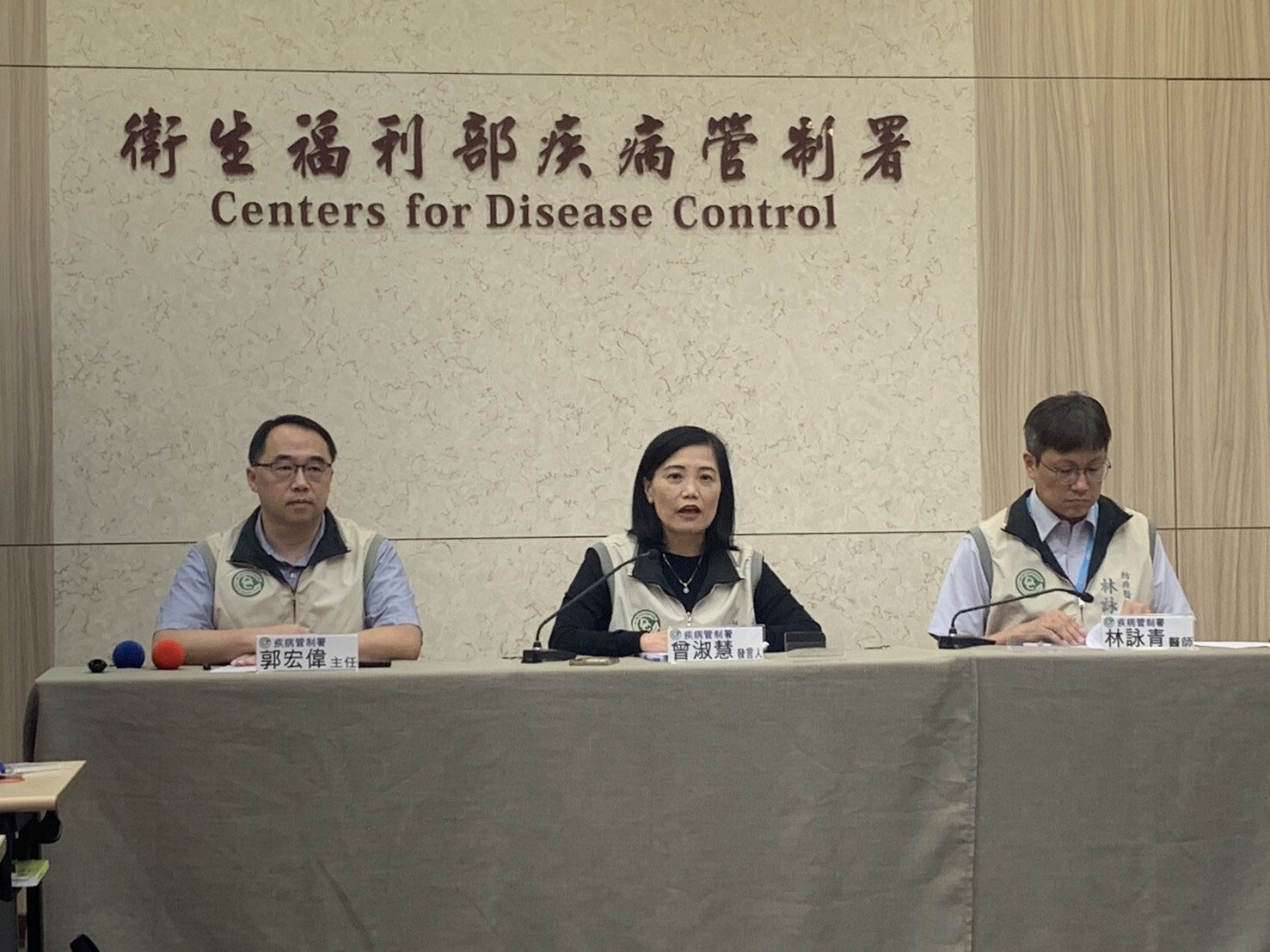 接種疫苗為預防流感,避免重症與死亡最好的方法,今年10月1日開打公費流感疫苗,疾管署副署長曾淑慧(中)表示,過去採購四價流感疫苗,今年採購量約686萬劑,與去年劑量相差不遠。記者翁唯真/攝影