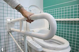 馬桶如果增加適當的輔助工具，將讓需要幫助的家人能得到便利
