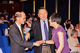 永慶房仲集團董事長孫慶餘（左），永慶慈善基金會董事長趙怡（中）。（好房News記者 陳韋帆／攝影）