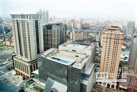 脫胎換骨 新北市積極推動「簡易都更」,縮減都更時程,希望趕快將新北市老舊建物全面翻新。圖為新板特區的風貌。(本報資料照片)