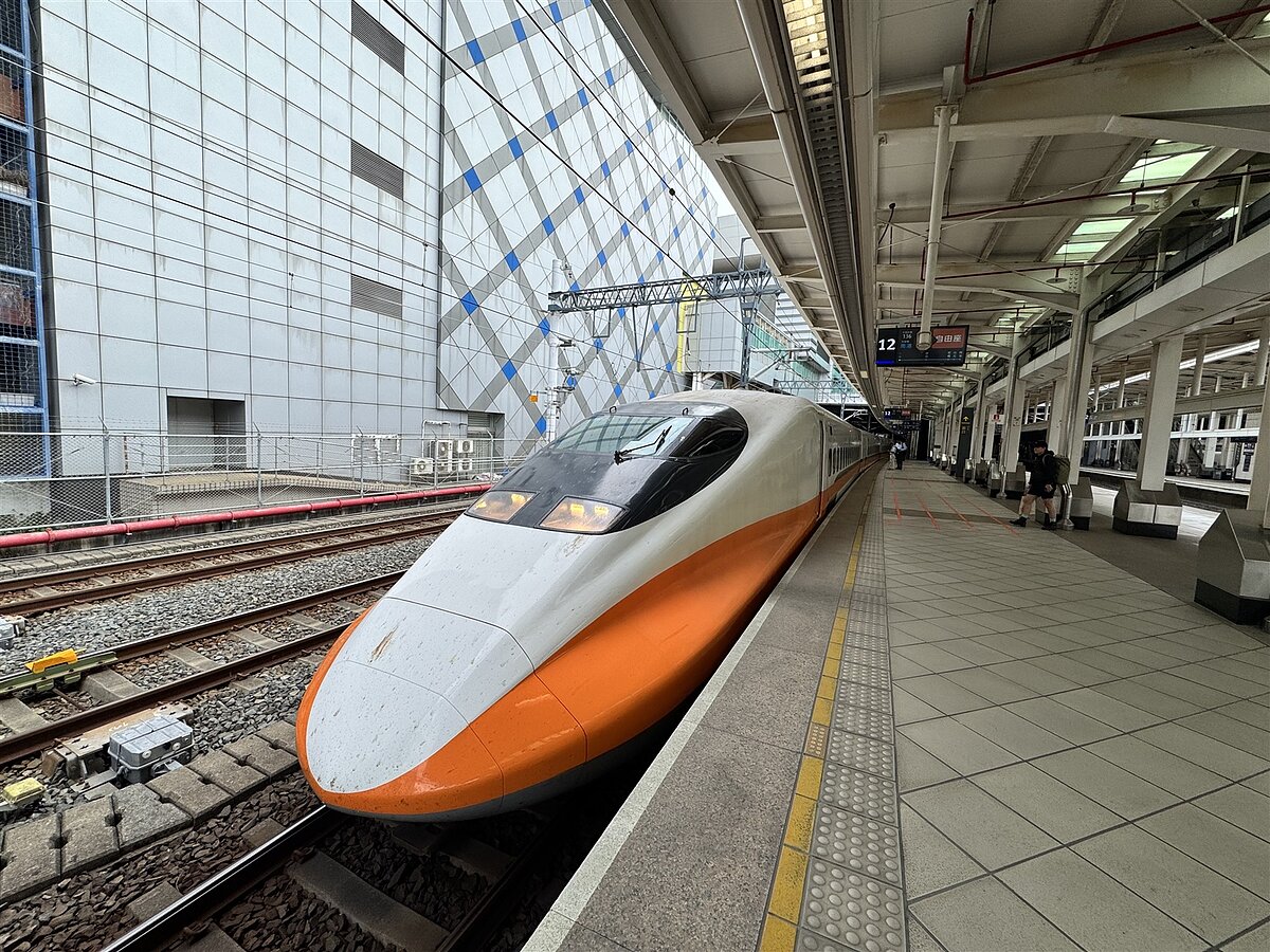 台灣高鐵晚間驚傳有旅客攜帶的行動電源自燃，造成3人輕微燙傷。示意圖，非當事列車。聯合報系資料照／記者邱瓊玉攝影 