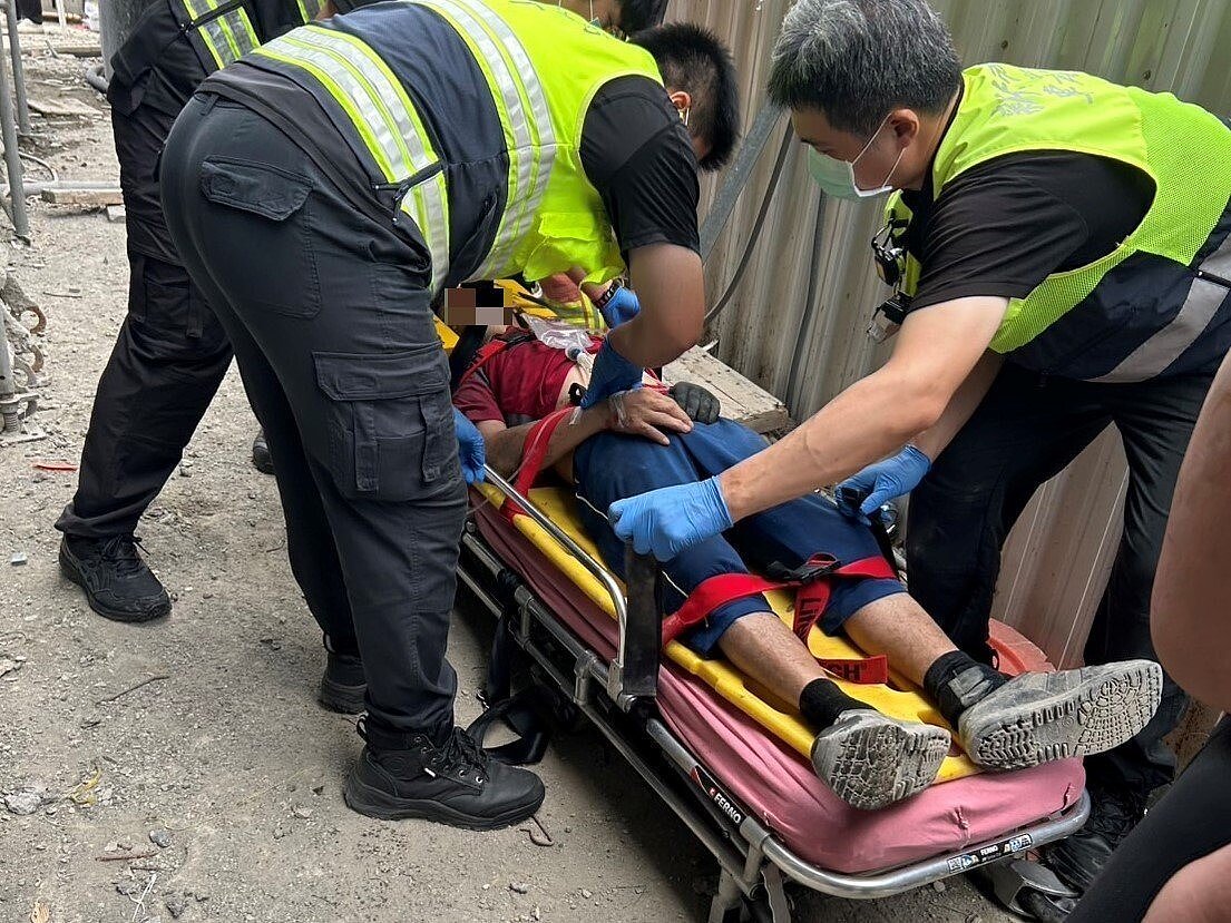 新北市鶯歌區稍早發生一起驚悚的嚴重工安意外，一名林姓工人在一樓空地收拾物品時，突然被上方不明原因落下的鋼筋，直接砸中頭部貫穿大腦。記者蔣永佑／翻攝