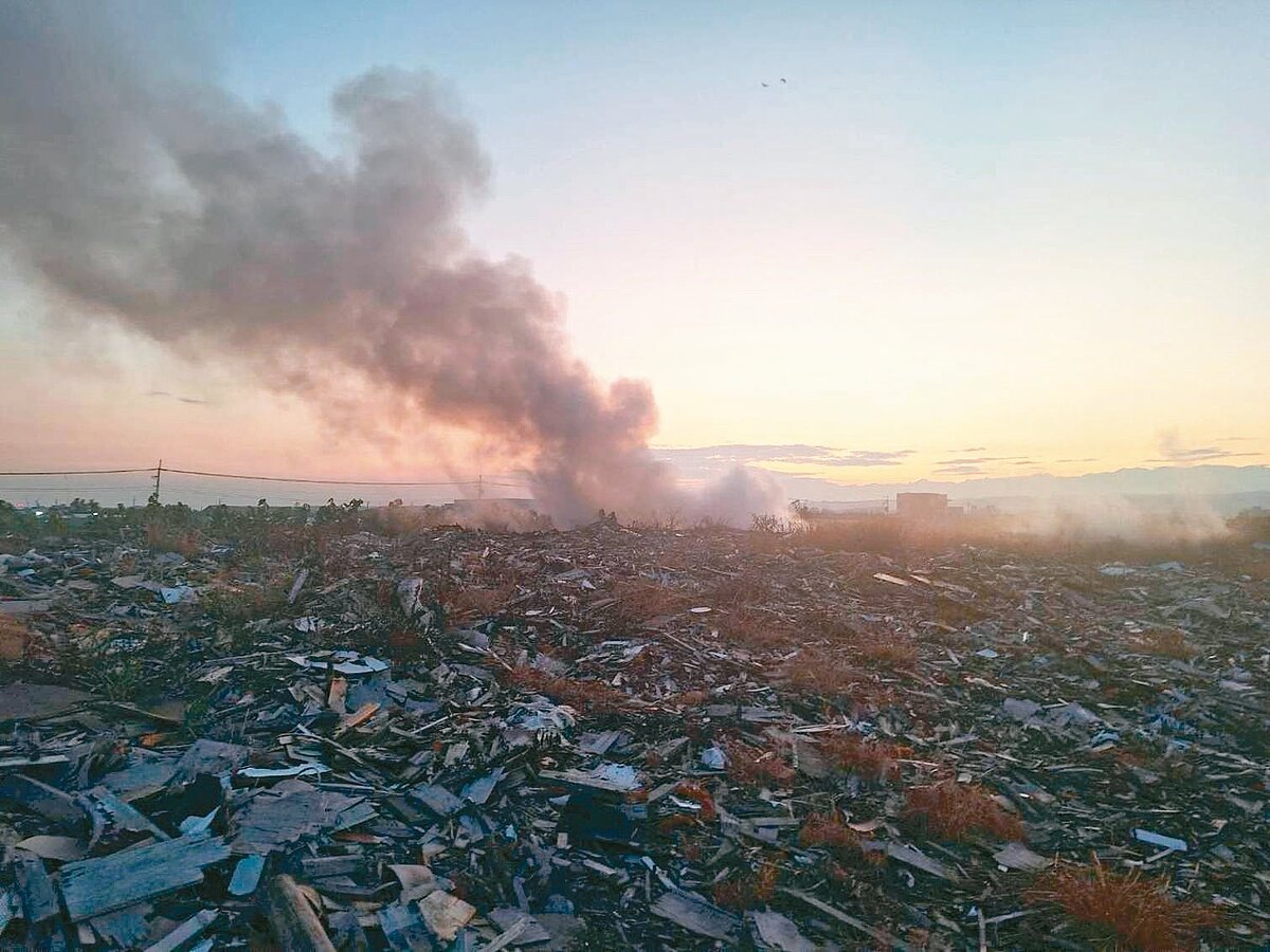 苗栗縣苑裡一處農地堆置大量事業廢棄物,15日疑似被人縱火,濃煙汙染空氣引發地方關切。圖/民眾提供