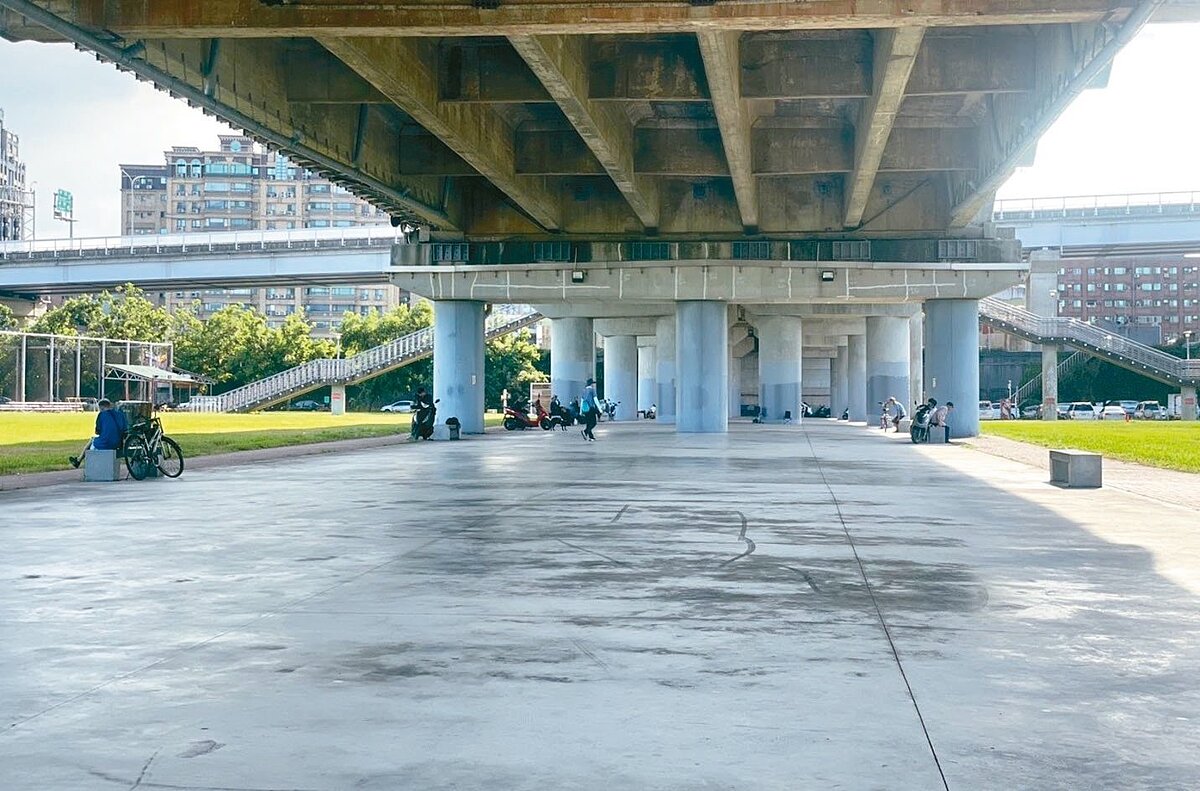 新北板橋光復橋下賞鳥河濱公園中秋節臨時開設烤肉野炊區。圖/新北市高灘處提供