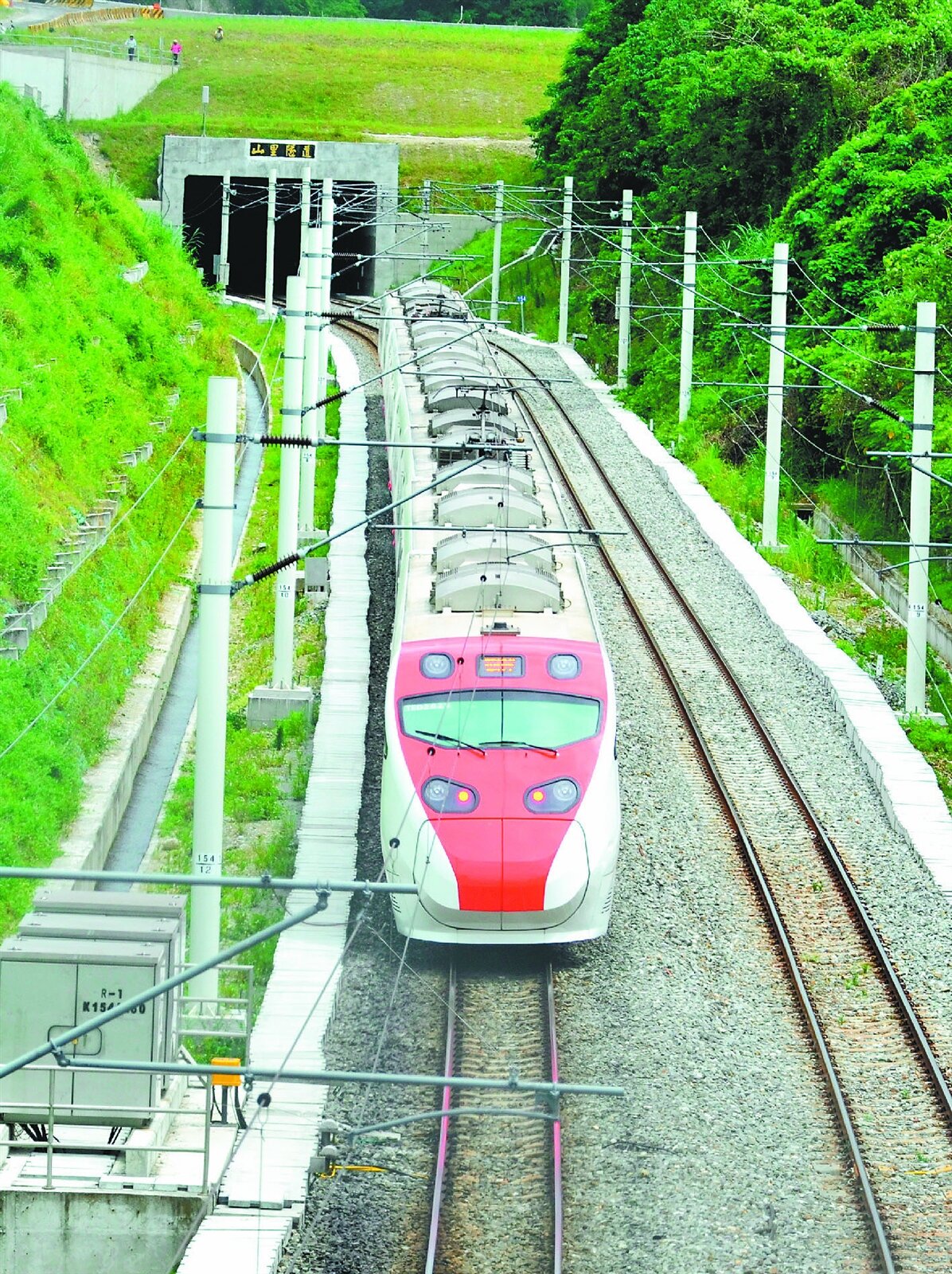 普悠瑪號駛入山里隧道前,吸引許多鐵道迷捕捉歷史鏡頭。 記者羅紹平/攝影