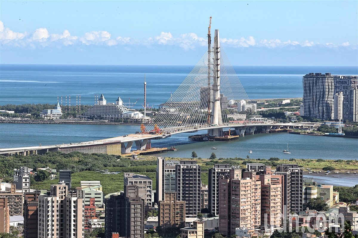 淡江大橋最後一個鋼構節塊,編號「26B鋼橋節塊」,昨天拖運到淡江大橋下進行吊掛作業,今天進行合龍儀式。記者邱德祥/攝影