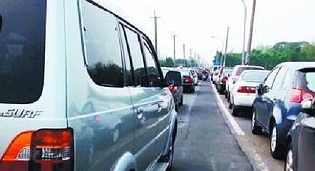 通往雅聞觀光工廠的道路每逢假日壅塞,使當地交通雪上加霜。(縣議員周秀月提供)