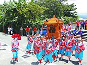 花蓮義民祭　千人揮汗挑擔踩街