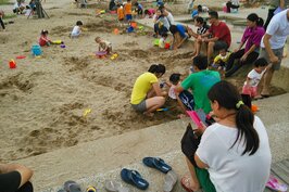 夕遊出張所外的小沙灘，家長帶著孩子玩沙，這些將成為孩子寶貴的「共同經驗」...（圖文／好房News記者蘇彥菱）